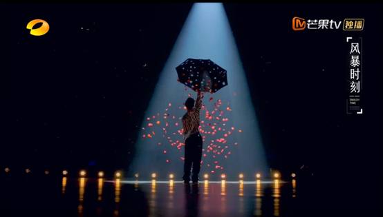 圖片包含 夜晚, 黑暗, 街道, 燈光描述已自動生成